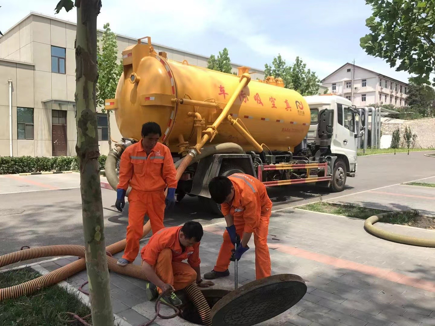 茶山镇管道疏通车停在窨井附近