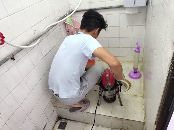 茶山镇管道堵塞冒臭气 专业师傅现场解决问题